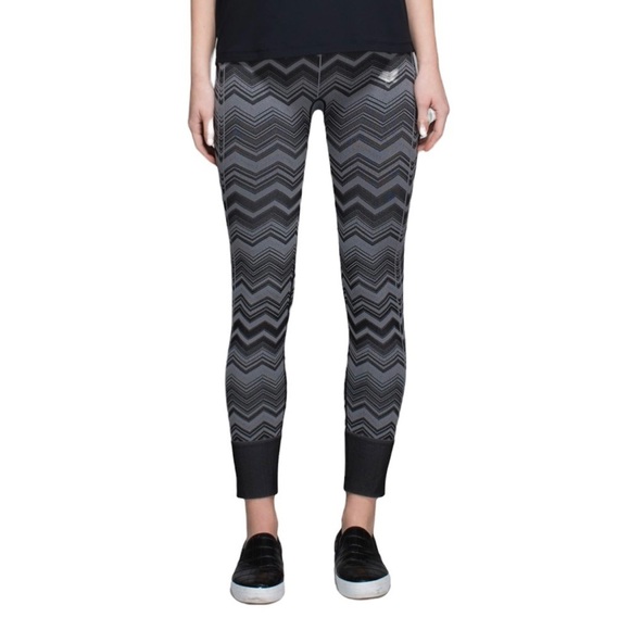 LULULEMON Ebb to Street Seamless Cropped 26" Leggings in black & grey Chevron - Picture 5 of 12